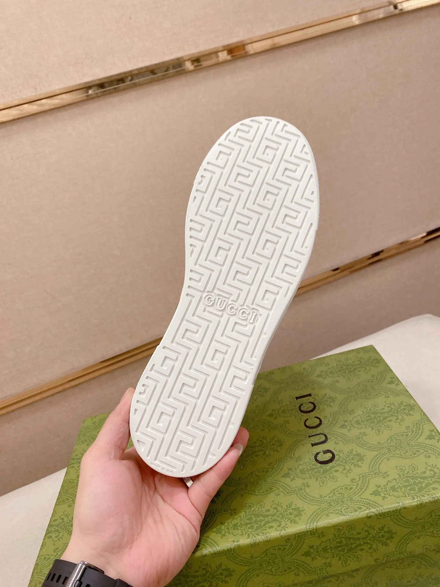 Factory price: 420💰 (GUCCI) The latest model from the official website 🎁🎁Casual and fashionable men's shoes👟, hot style 💥The version is simple and elegant, exclusive for trendy men. Unique official website latest brand elements 👑Gucci original decoration, fashionable and generous, the fabric is original cowhide ✅sheepskin lining, the official website specifies wear-resistant casual outsole, the classic model is taken in kind at the counter🎬38-44 (45 is not returned or exchanged)